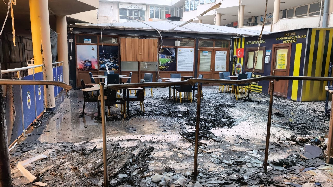 Foto - Panik dolu anlar! 2 çocuk Fenerbahçeliler Derneği’ni ateşe verdi