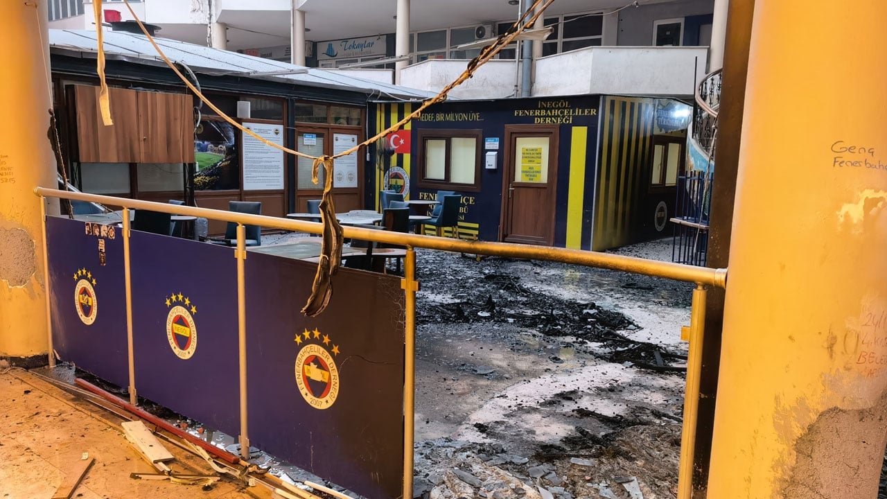 Foto - Panik dolu anlar! 2 çocuk Fenerbahçeliler Derneği’ni ateşe verdi