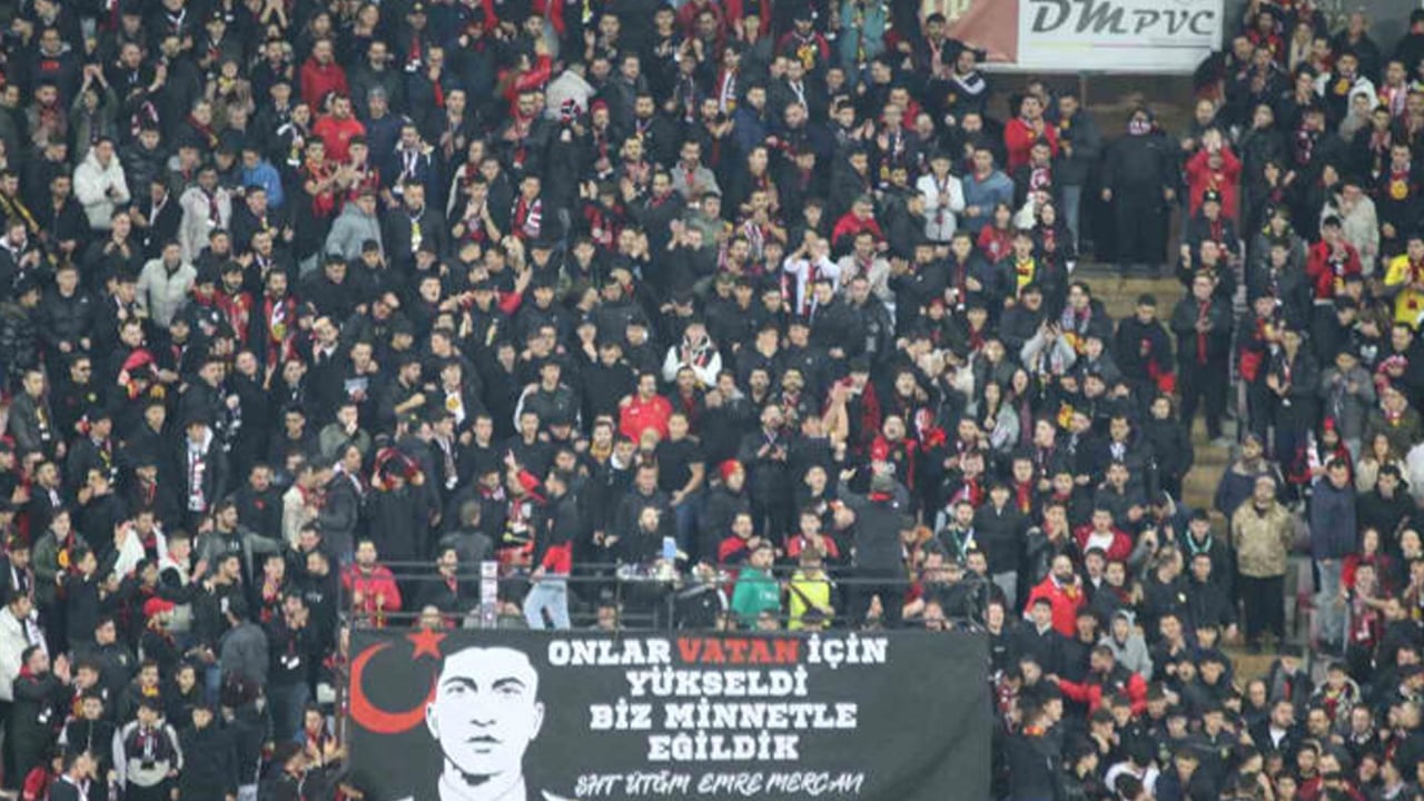 Foto - Pankartı asıldı! Taraftar şehit üsteğmen Emre Mercan'ı unutmadı! Pankart astılar 