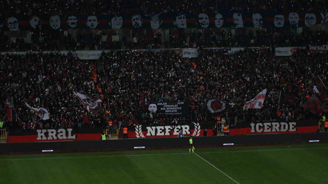 Foto - Pankartı asıldı! Taraftar şehit üsteğmen Emre Mercan'ı unutmadı! Pankart astılar 