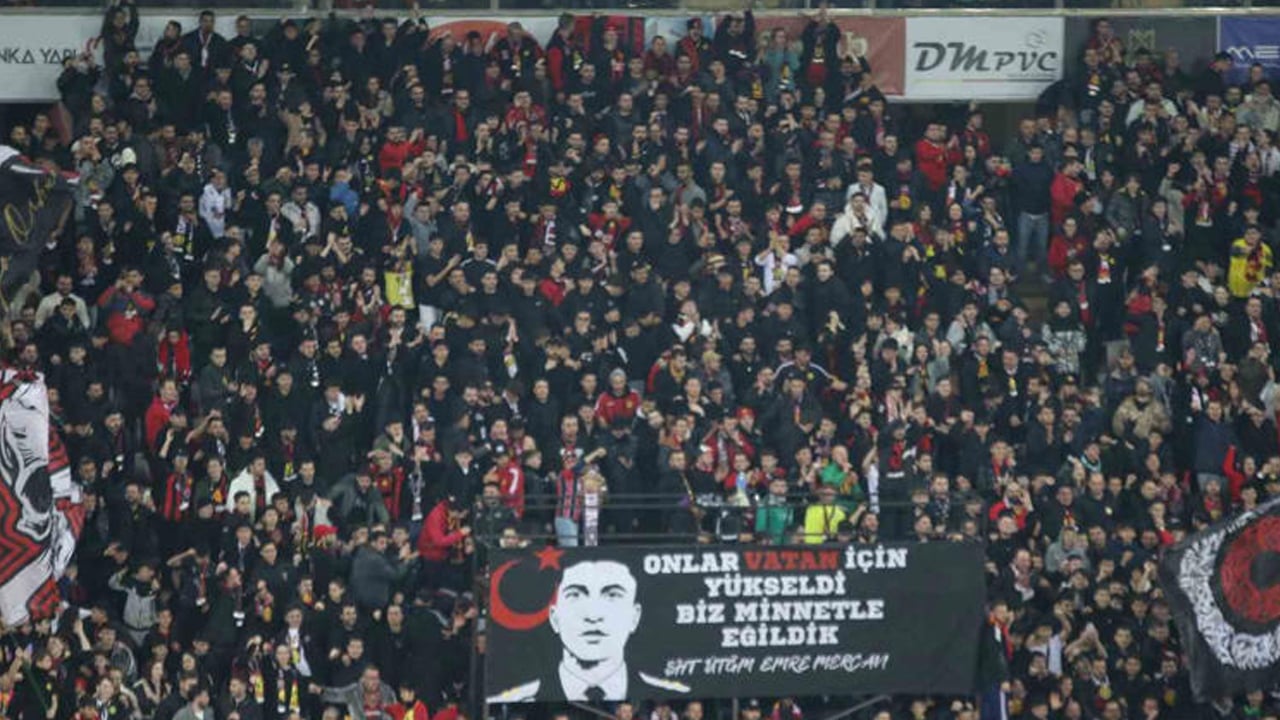 Foto - Pankartı asıldı! Taraftar şehit üsteğmen Emre Mercan'ı unutmadı! Pankart astılar 