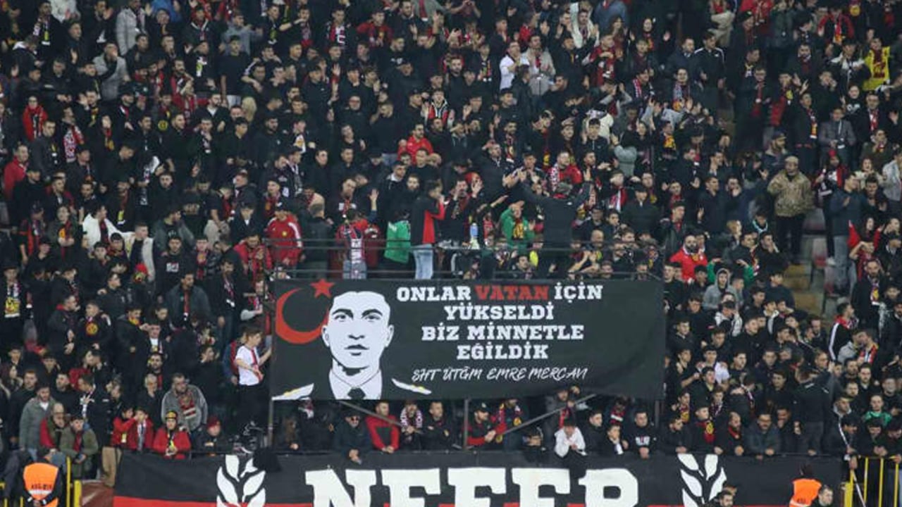 Foto - Pankartı asıldı! Taraftar şehit üsteğmen Emre Mercan'ı unutmadı! Pankart astılar 