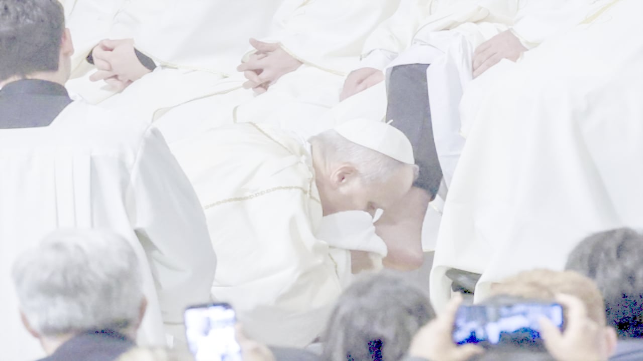 Foto - Papa, 12 rahibin ayaklarını yıkayıp "mucuk" diye öptü! İşte ilginç sebebi