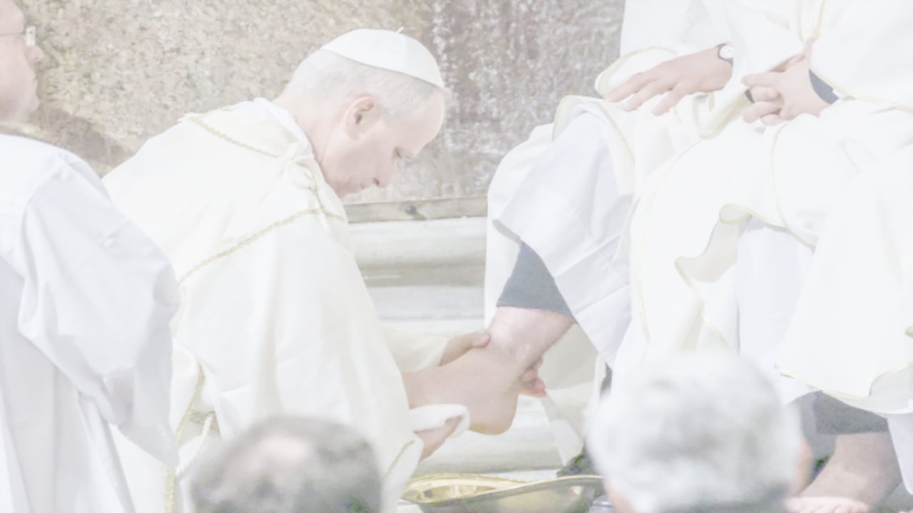 Foto - Papa, 12 rahibin ayaklarını yıkayıp "mucuk" diye öptü! İşte ilginç sebebi