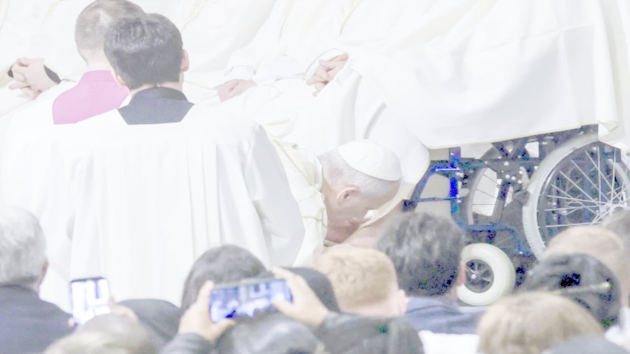 Foto - Papa, 12 rahibin ayaklarını yıkayıp "mucuk" diye öptü! İşte ilginç sebebi