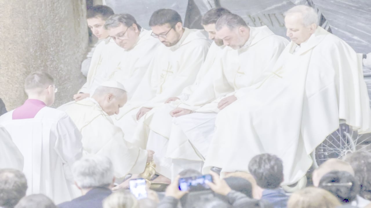 Foto - Papa, 12 rahibin ayaklarını yıkayıp "mucuk" diye öptü! İşte ilginç sebebi