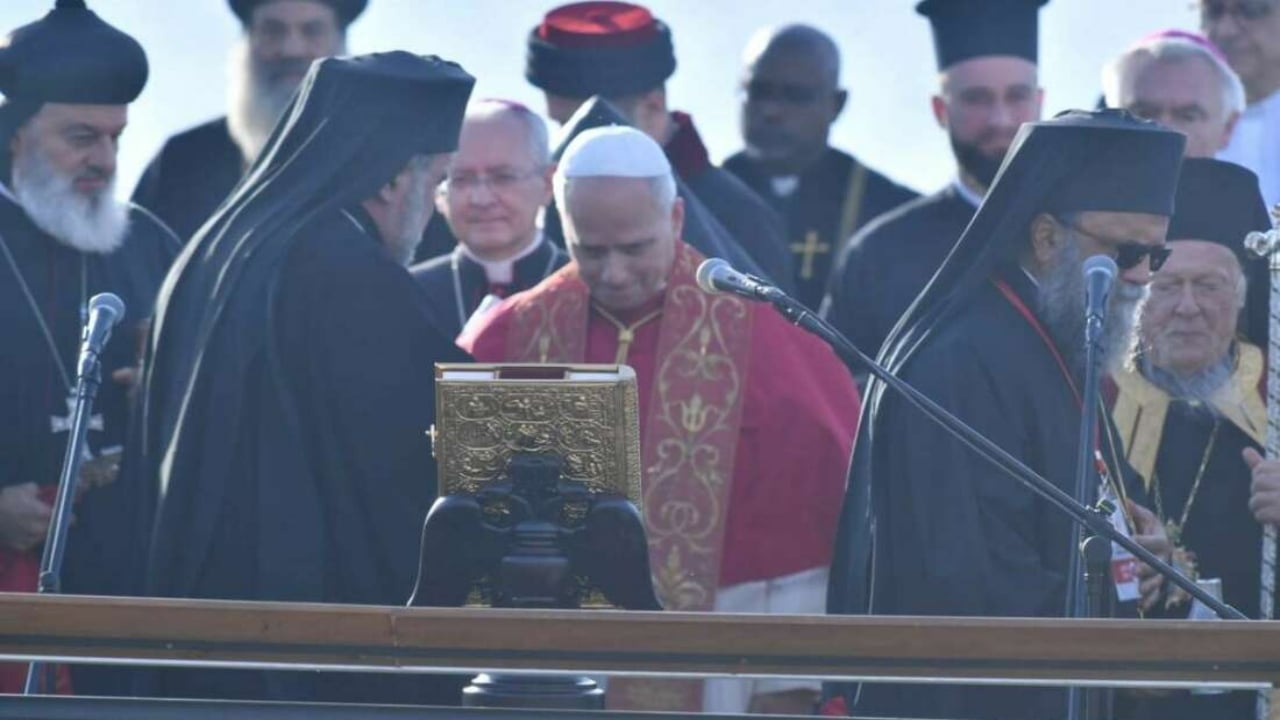 Foto - Papa’nın İznik’teki ayinine damga vuran görüntü! Din adamının garip hareketleri olay oldu