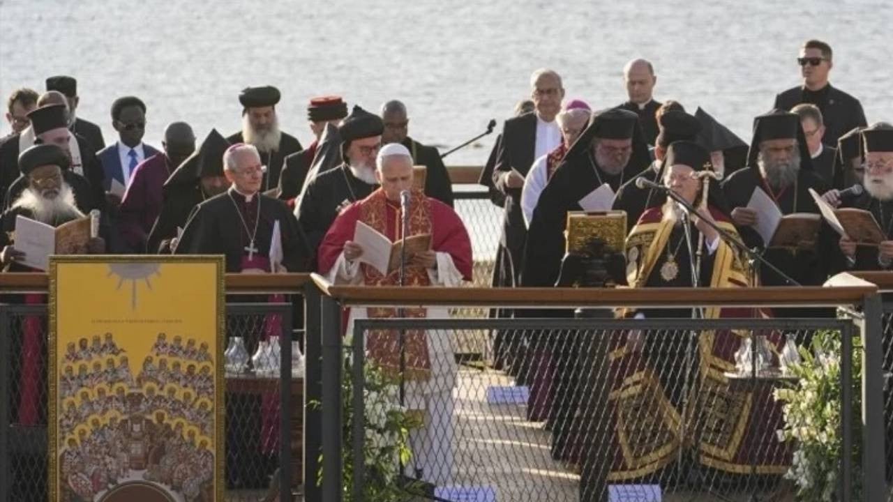 Foto - Papa’nın İznik’teki ayinine damga vuran görüntü! Din adamının garip hareketleri olay oldu