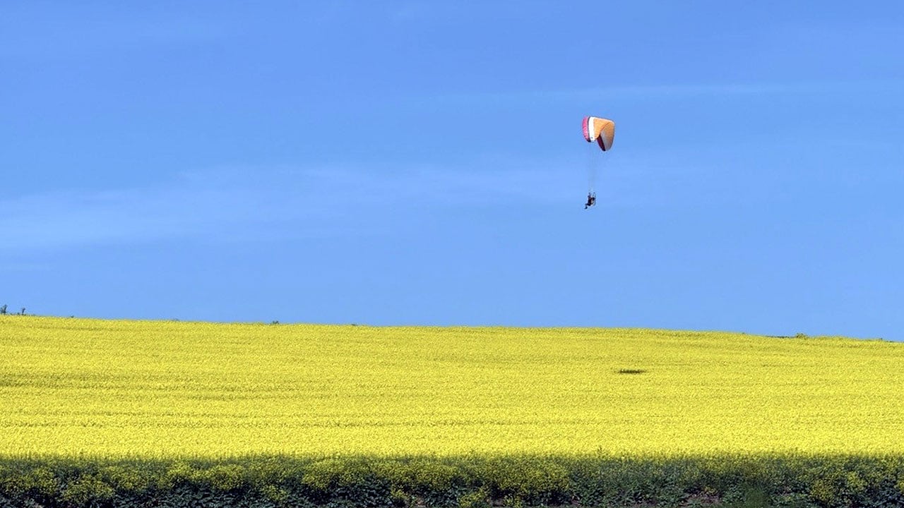 Paramotorla unutulmaz deneyim! Sarı denizin üzerinde uçtu