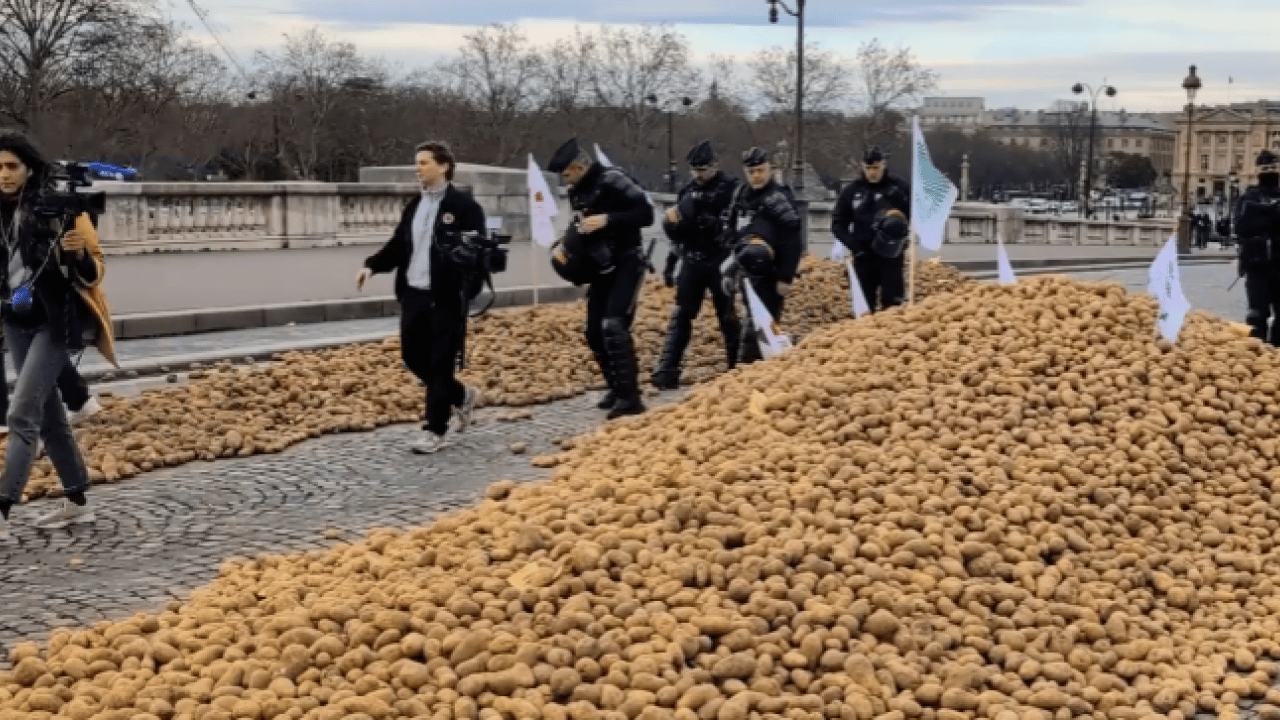 Foto - Paris sokaklarında patatesli isyan: Fransız çiftçiler meclisi kuşattı