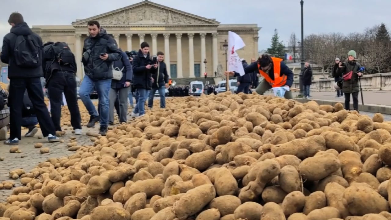 Foto - Paris sokaklarında patatesli isyan: Fransız çiftçiler meclisi kuşattı