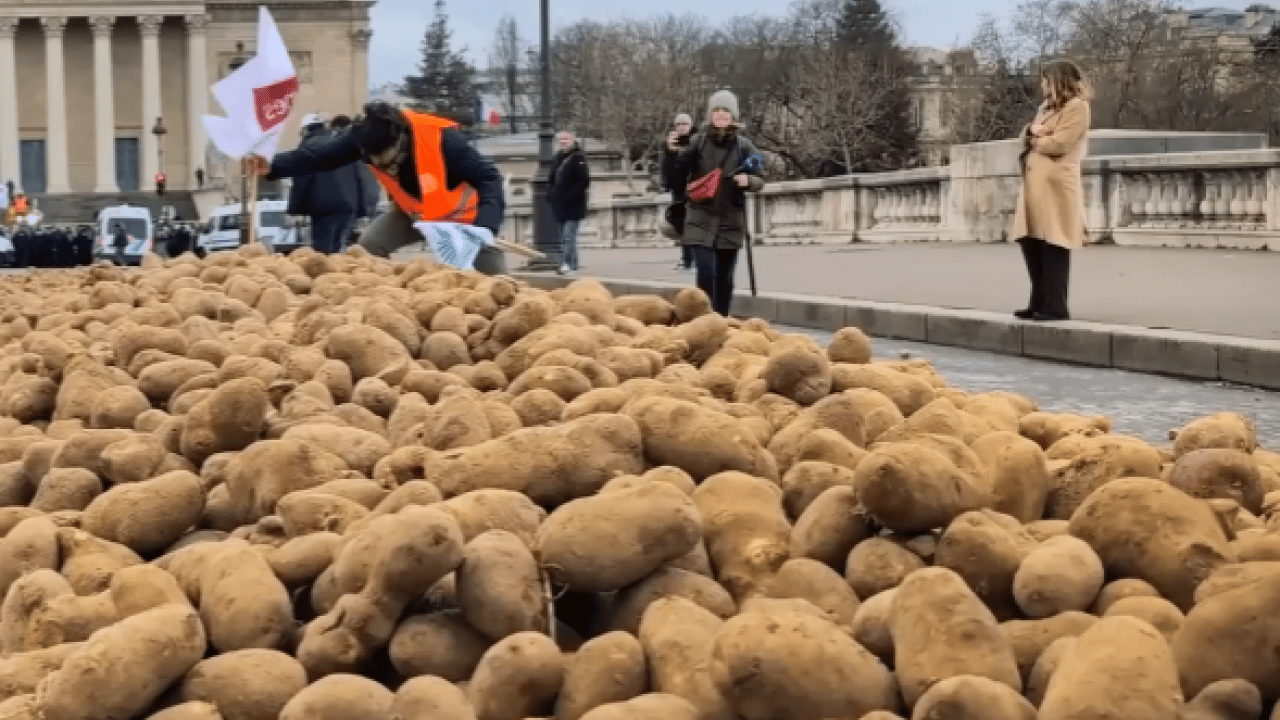 Foto - Paris sokaklarında patatesli isyan: Fransız çiftçiler meclisi kuşattı