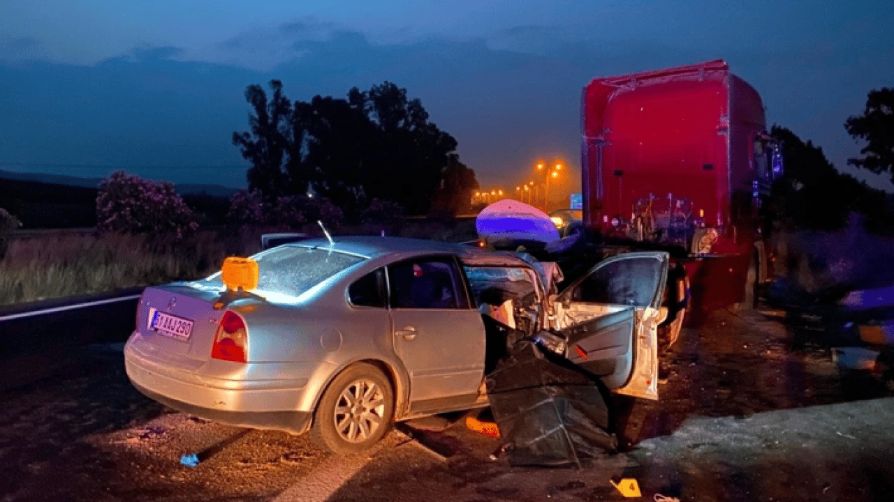 Foto - Park halindeki tıra arkadan çaptı! Feci kazada ölenler var!