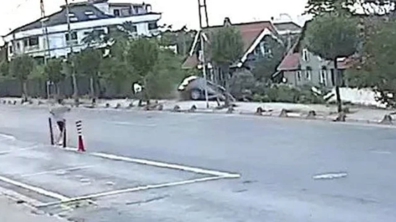 Yeni arabanın keyfini çıkaramadı: Pedalları karıştırdı dereye uçtu!