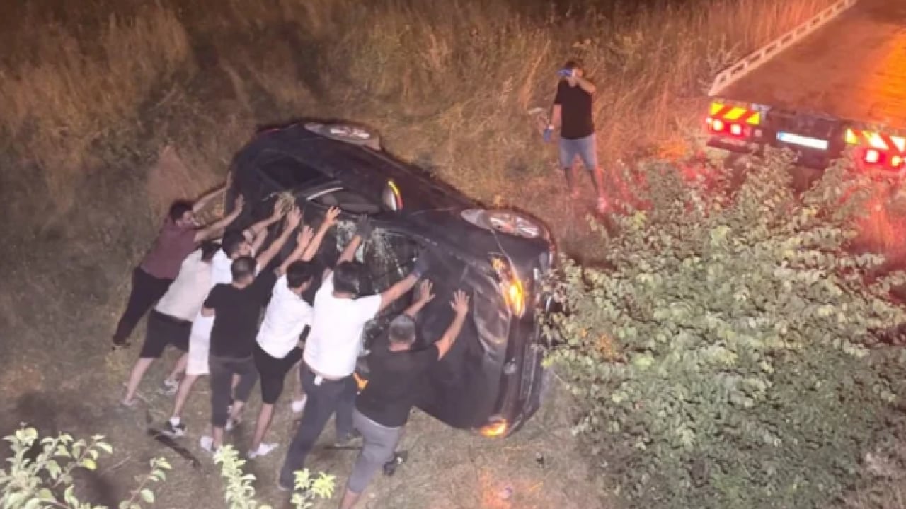 Foto - Yeni arabanın keyfini çıkaramadı: Pedalları karıştırdı dereye uçtu!