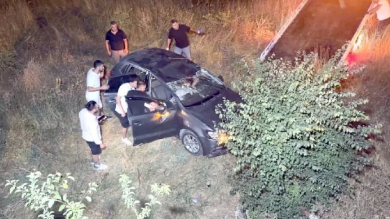 Foto - Yeni arabanın keyfini çıkaramadı: Pedalları karıştırdı dereye uçtu!