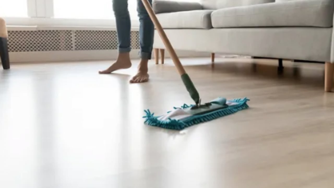 Foto - Parkelerinizi anında ayna gibi yapın! O şeyi suya sadece 2 kaşık atmak yetiyor! Her şeyi siliyor