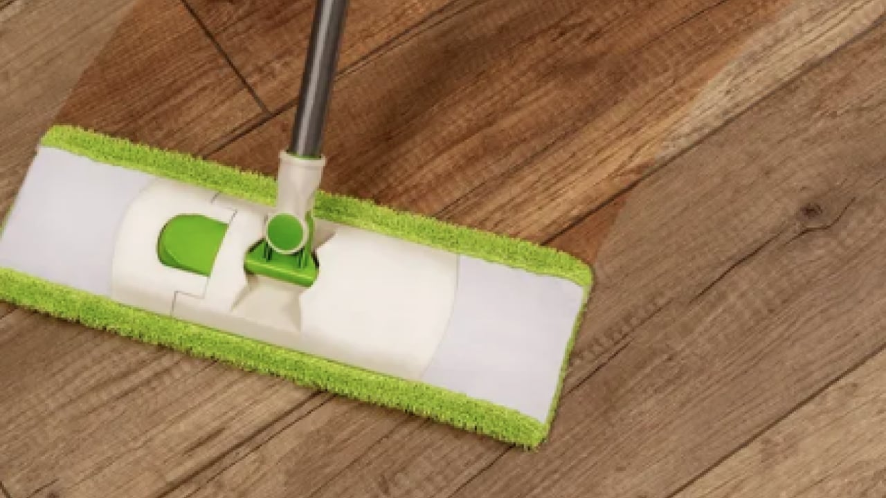 Foto - Parkelerinizi anında ayna gibi yapın! O şeyi suya sadece 2 kaşık atmak yetiyor! Her şeyi siliyor