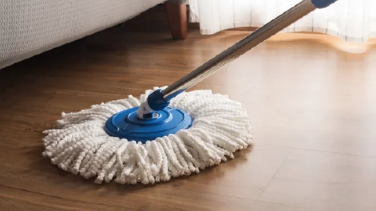 Foto - Parkelerinizi anında ayna gibi yapın! O şeyi suya sadece 2 kaşık atmak yetiyor! Her şeyi siliyor