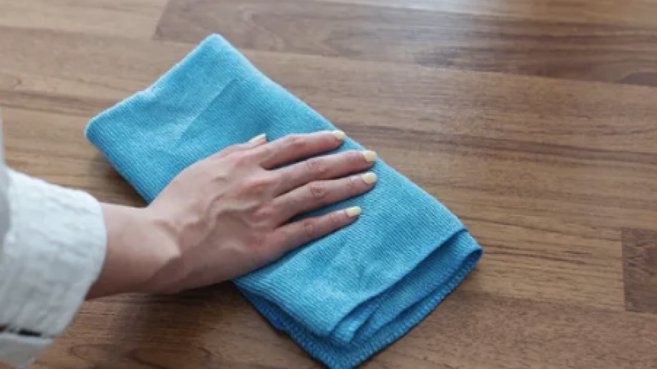 Foto - Parkelerinizi anında ayna gibi yapın! O şeyi suya sadece 2 kaşık atmak yetiyor! Her şeyi siliyor