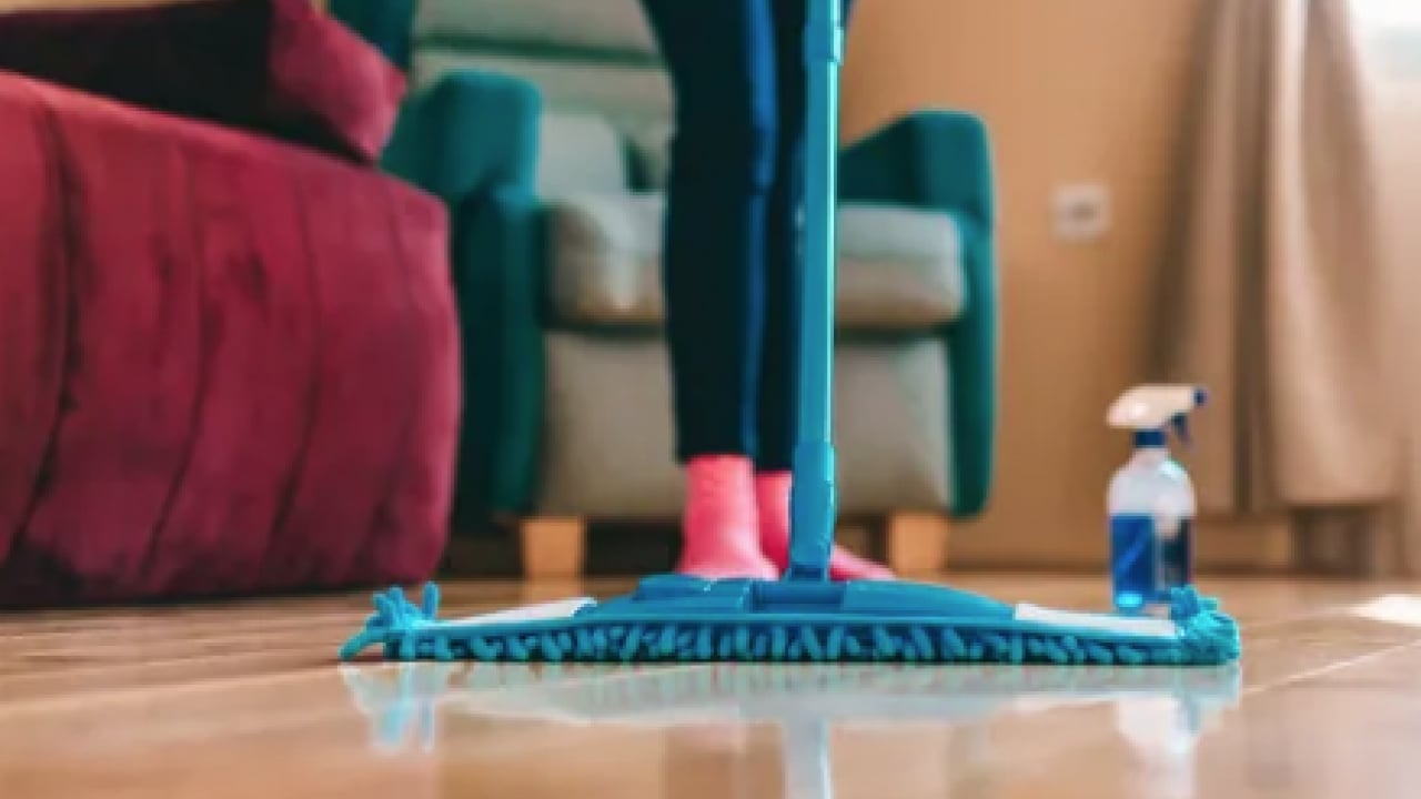 Foto - Parkelerinizi anında ayna gibi yapın! O şeyi suya sadece 2 kaşık atmak yetiyor! Her şeyi siliyor