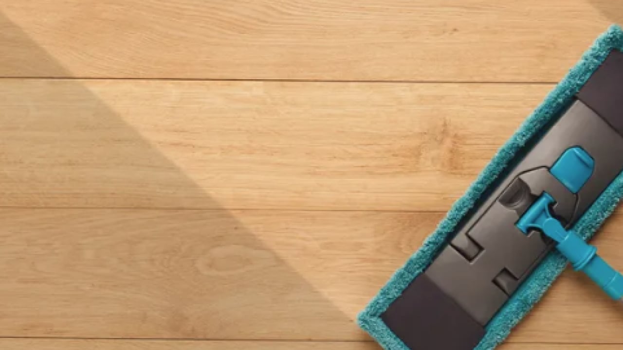 Foto - Parkelerinizi anında ayna gibi yapın! O şeyi suya sadece 2 kaşık atmak yetiyor! Her şeyi siliyor