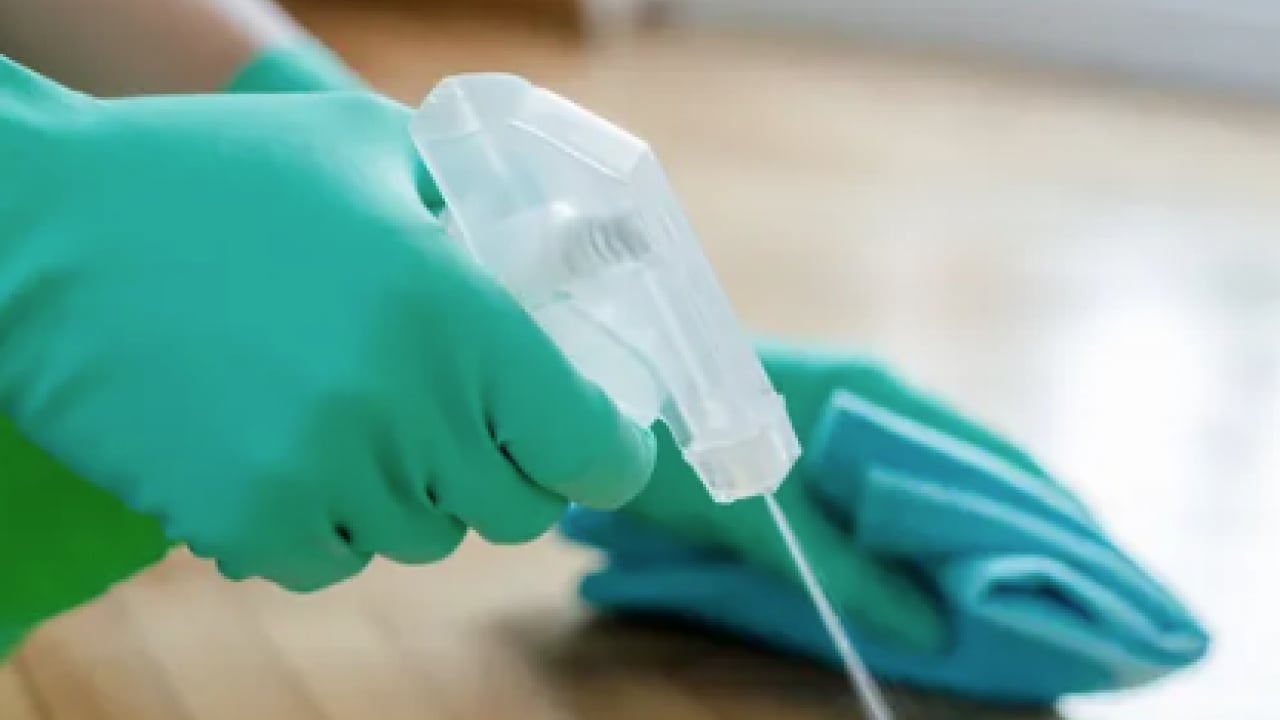 Foto - Parkelerinizi anında ayna gibi yapın! O şeyi suya sadece 2 kaşık atmak yetiyor! Her şeyi siliyor