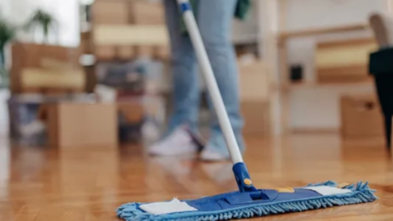 Foto - Parkelerinizi anında ayna gibi yapın! O şeyi suya sadece 2 kaşık atmak yetiyor! Her şeyi siliyor