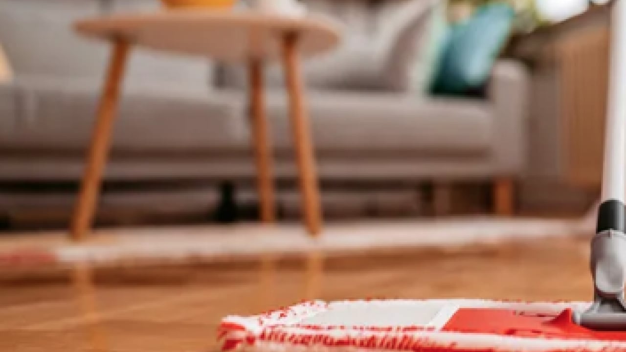 Foto - Parkelerinizi anında ayna gibi yapın! O şeyi suya sadece 2 kaşık atmak yetiyor! Her şeyi siliyor