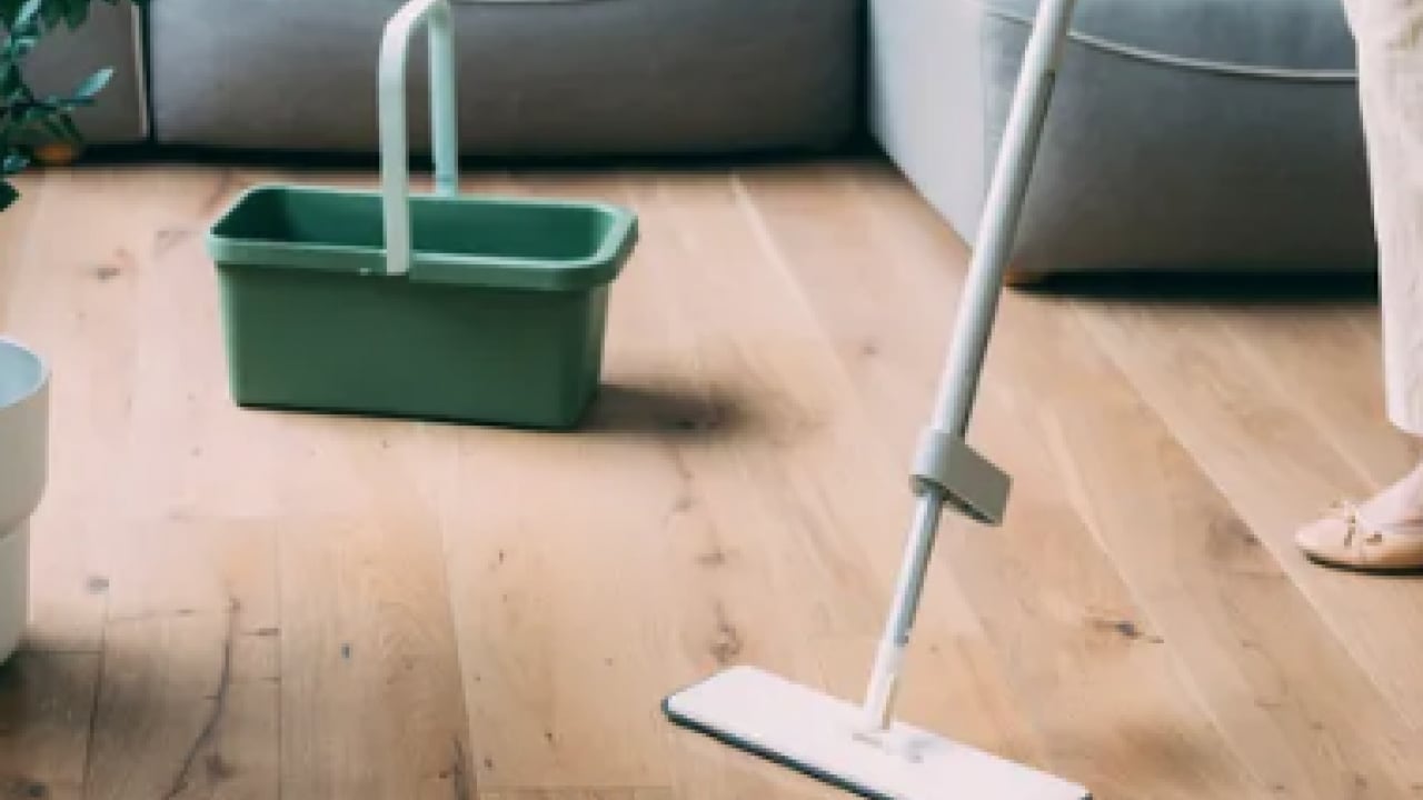 Foto - Parkelerinizi anında ayna gibi yapın! O şeyi suya sadece 2 kaşık atmak yetiyor! Her şeyi siliyor