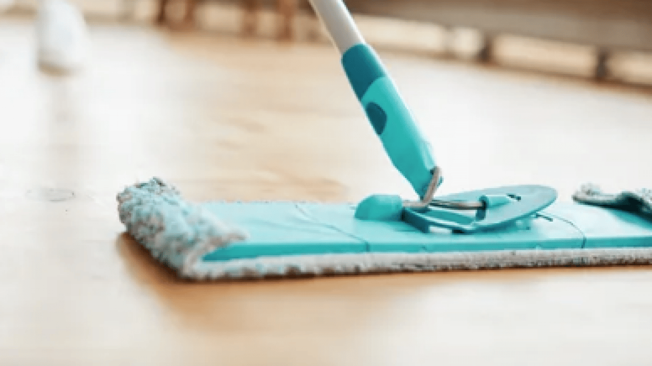 Parkelerinizi anında ayna gibi yapın! O şeyi suya sadece 2 kaşık atmak yetiyor! Her şeyi siliyor