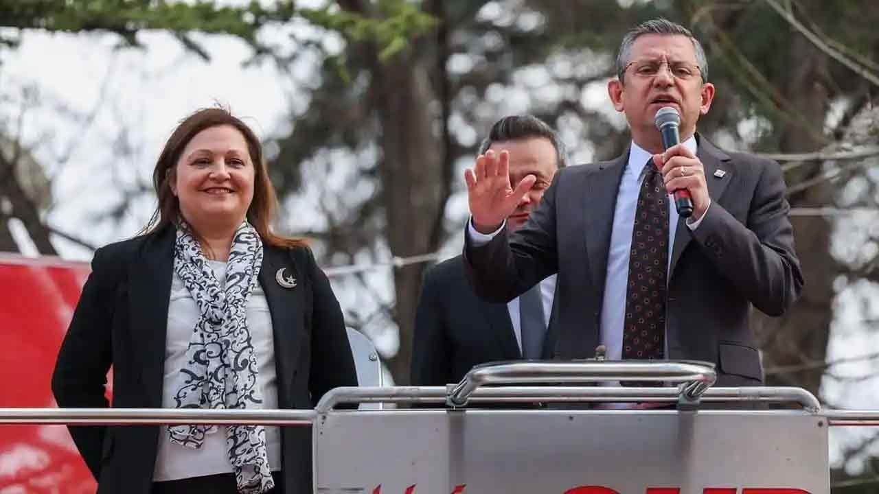 Foto - Parti lideri misin yoksa kabadayı mı be adam? Özgür Özel’den AK Parti’ye katılma kararı alan belediye başkanına ‘Yok artık’ dedirten tehdit
