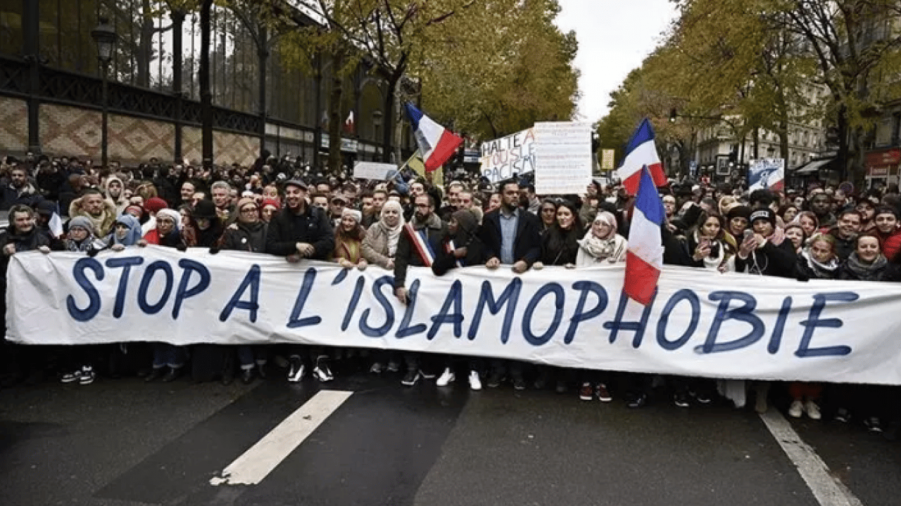 Foto - Yasağa böyle tepki gösterdi: 'Müslüman çocuklar toplumun önüne atılıyor'
