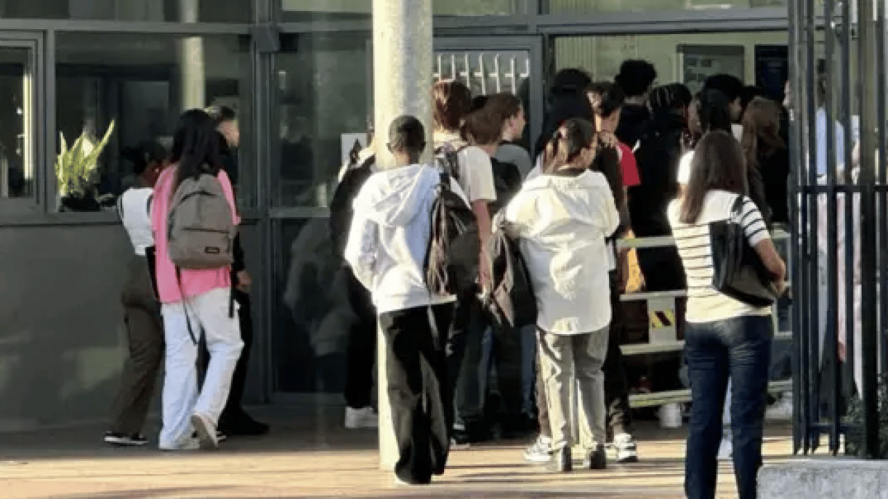 Foto - Yasağa böyle tepki gösterdi: 'Müslüman çocuklar toplumun önüne atılıyor'