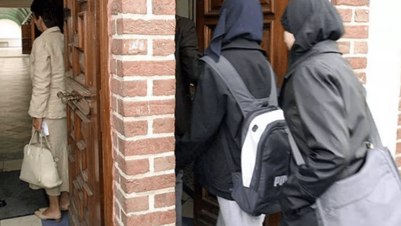 Foto - Yasağa böyle tepki gösterdi: 'Müslüman çocuklar toplumun önüne atılıyor'