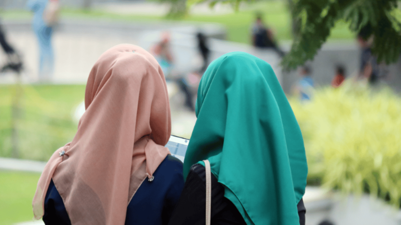 Foto - Yasağa böyle tepki gösterdi: 'Müslüman çocuklar toplumun önüne atılıyor'