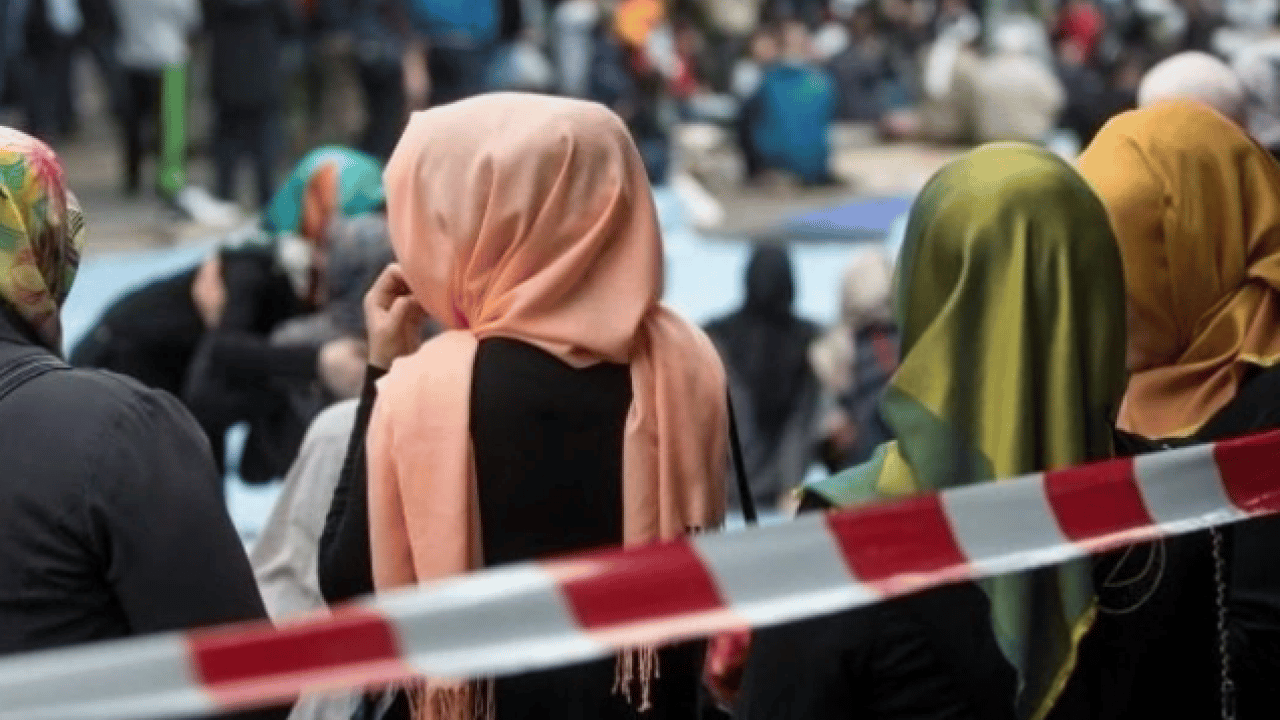 Foto - Yasağa böyle tepki gösterdi: 'Müslüman çocuklar toplumun önüne atılıyor'