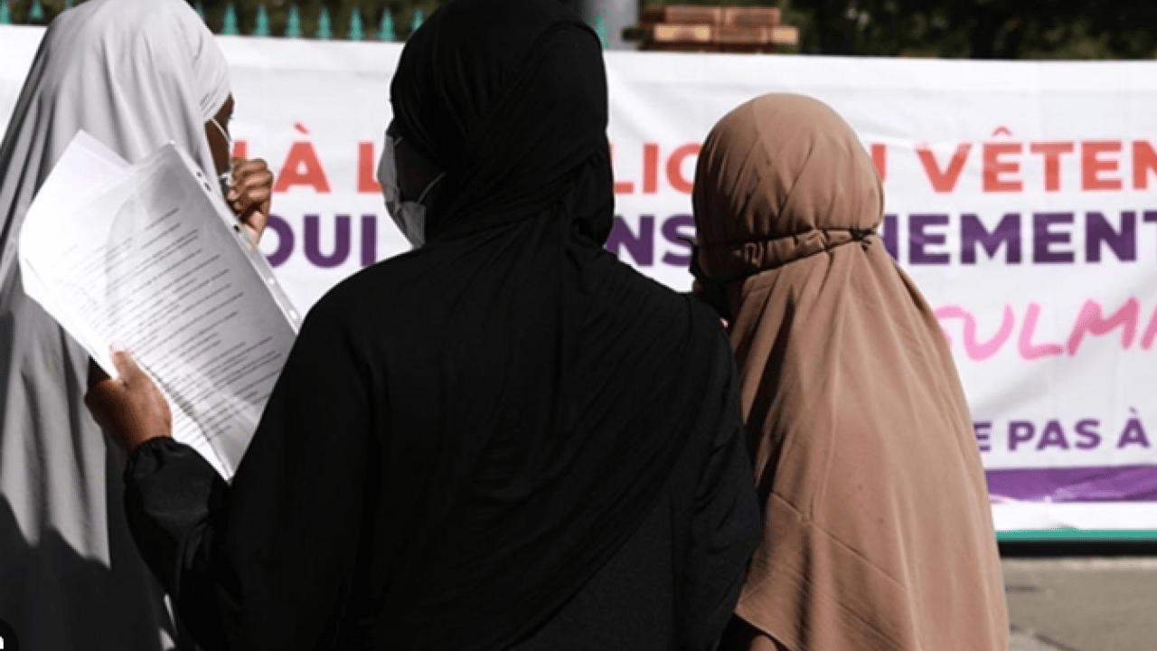 Foto - Yasağa böyle tepki gösterdi: 'Müslüman çocuklar toplumun önüne atılıyor'