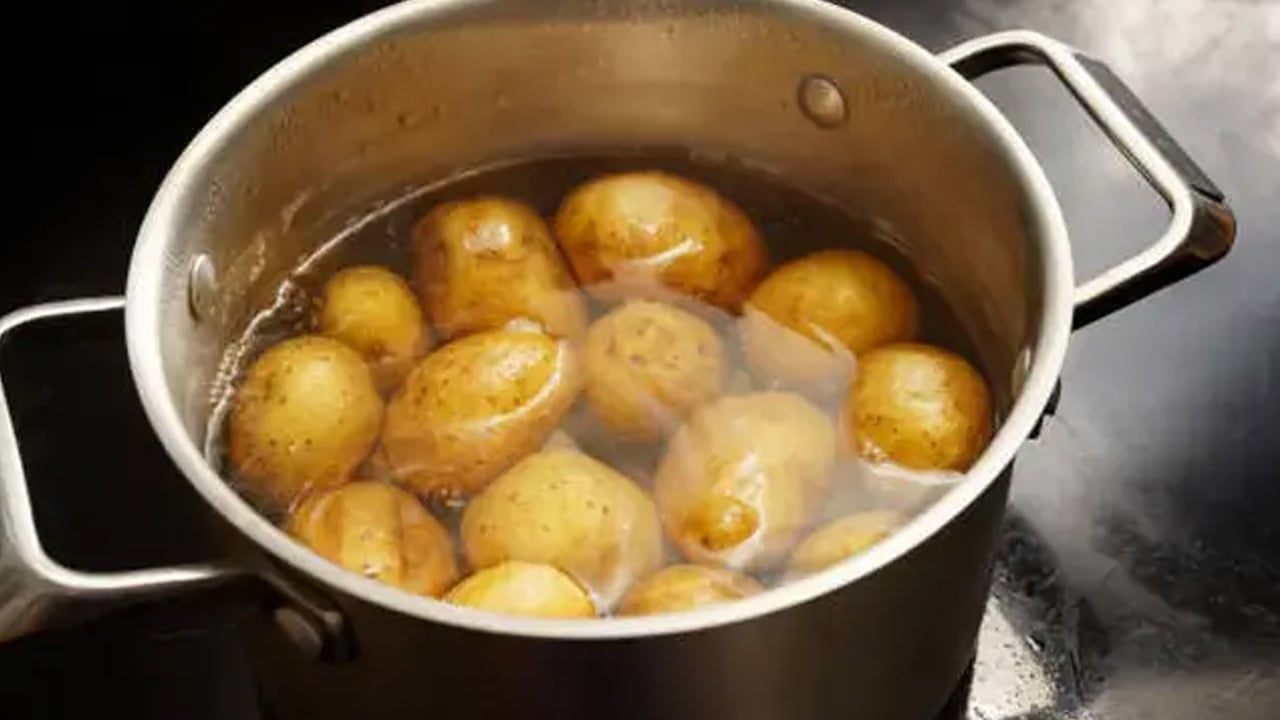 Foto - Patates kabukları su lekesi olan muslukları saniyede temizliyor: Pahalı kremleri almayın yoksa tüm hesap bozulacak