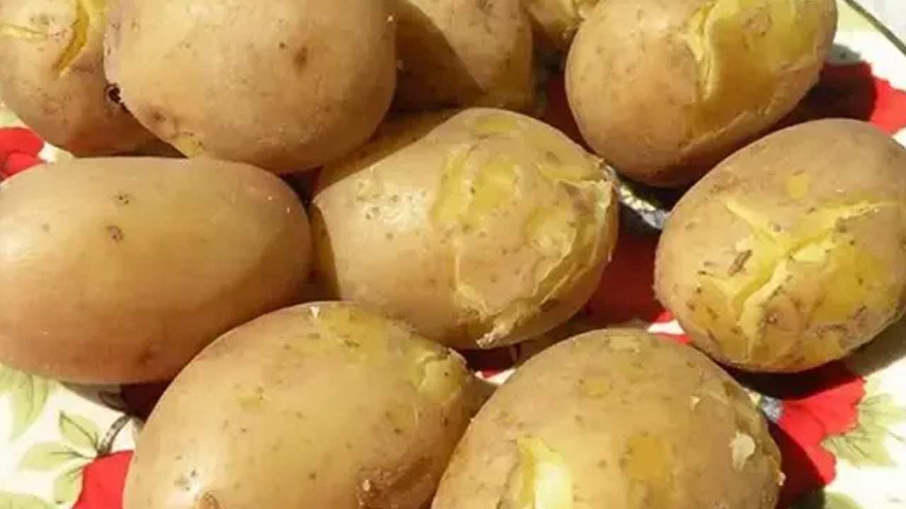 Foto - Patates kabukları su lekesi olan muslukları saniyede temizliyor: Pahalı kremleri almayın yoksa tüm hesap bozulacak