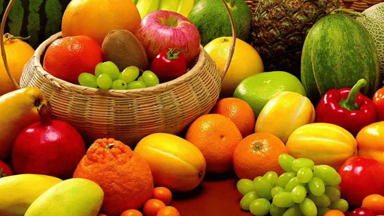 Pazar tezgahları doldu taştı! Bakın en çok hangi meyve satıylıyor