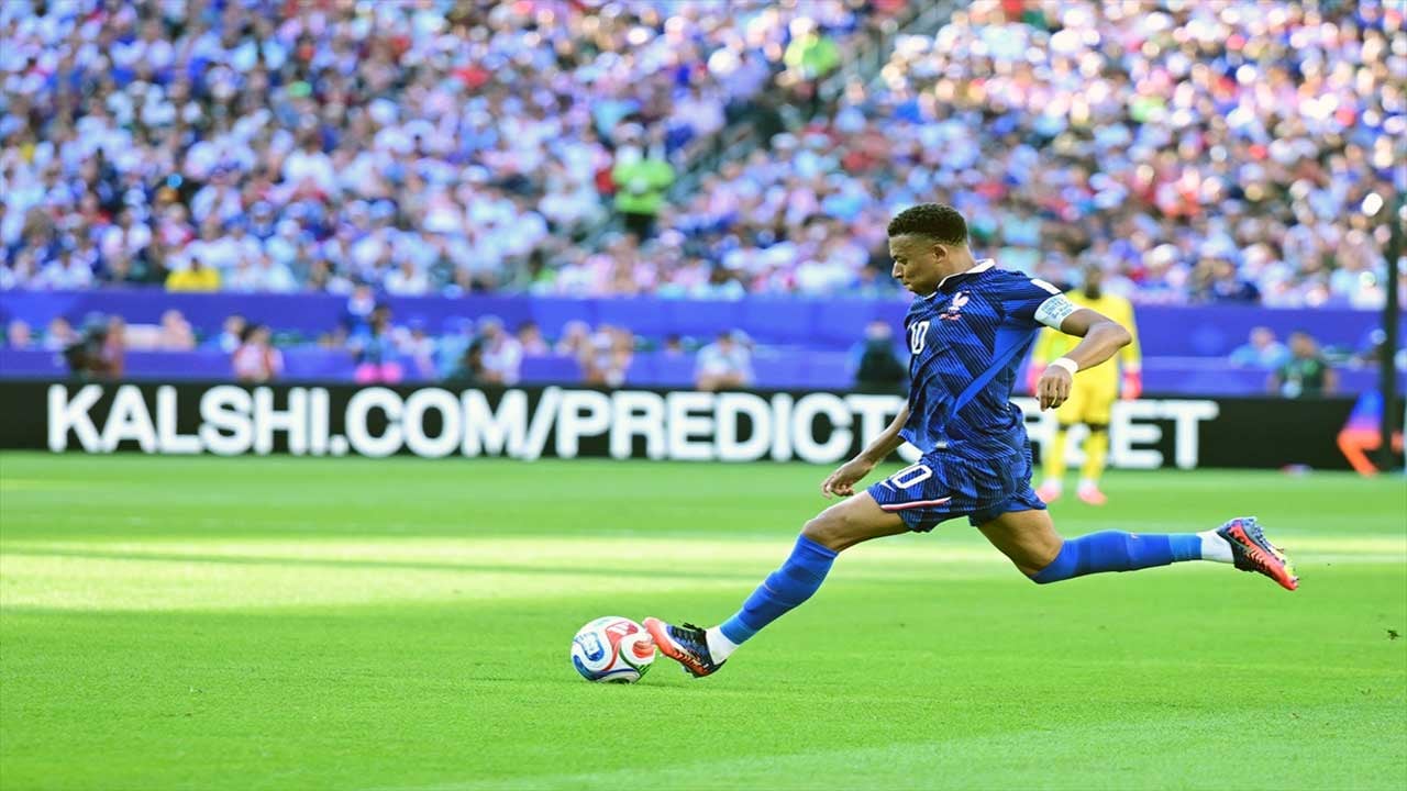 Foto - Penaltı kurtardı! Futbol devi zorlandı ama kazandı