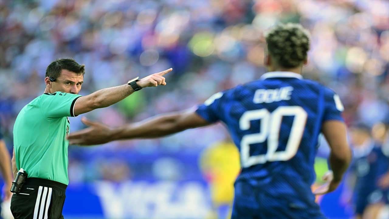 Foto - Penaltı kurtardı! Futbol devi zorlandı ama kazandı
