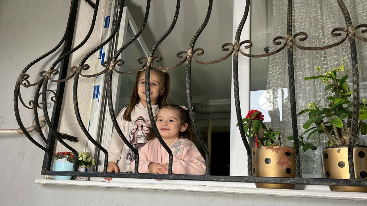 Foto - Pencere selamıyla başladı! Çöp kamyonu şoförüyle 3 yaşındaki kızın yürek ısıtan dostluğu