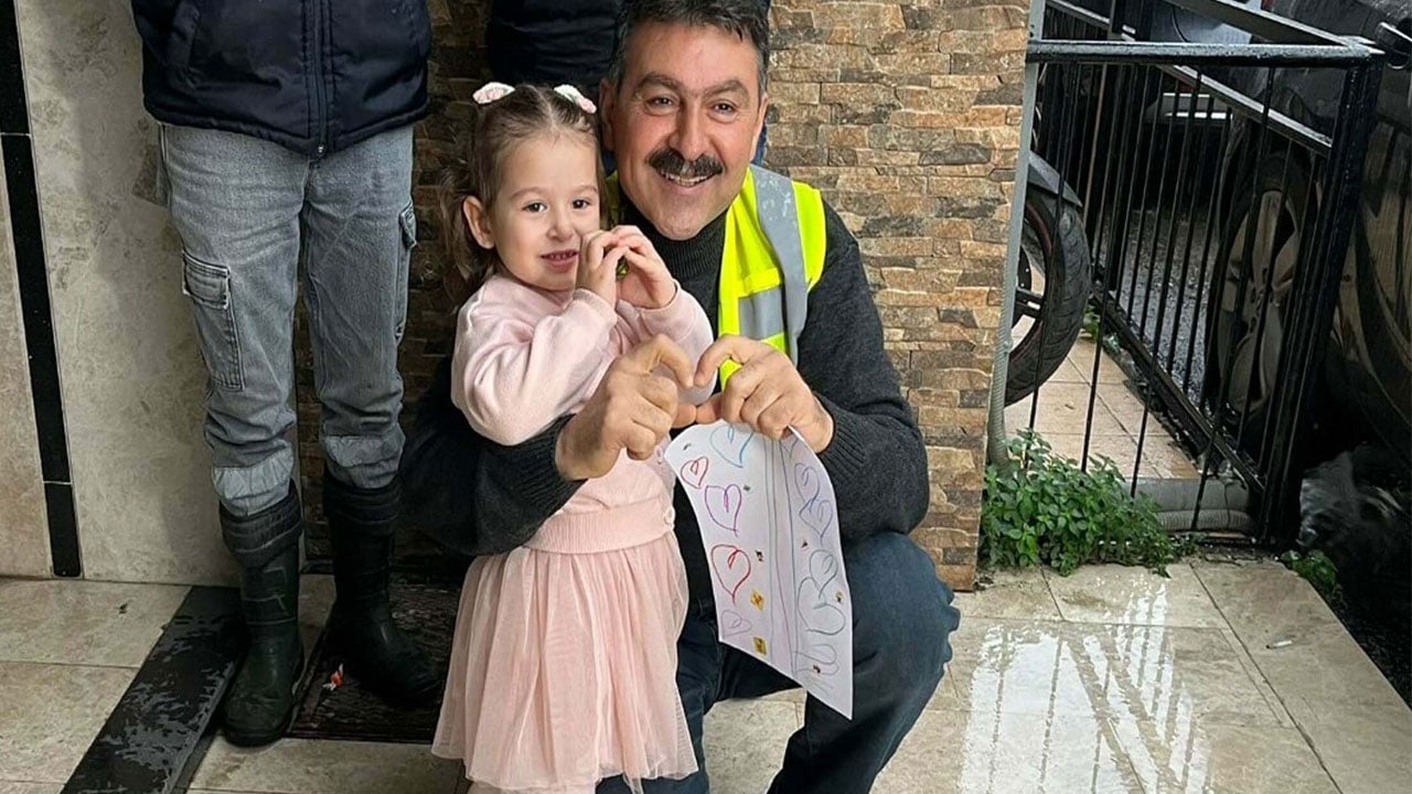 Foto - Pencere selamıyla başladı! Çöp kamyonu şoförüyle 3 yaşındaki kızın yürek ısıtan dostluğu