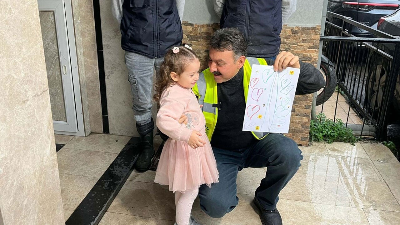 Foto - Pencere selamıyla başladı! Çöp kamyonu şoförüyle 3 yaşındaki kızın yürek ısıtan dostluğu