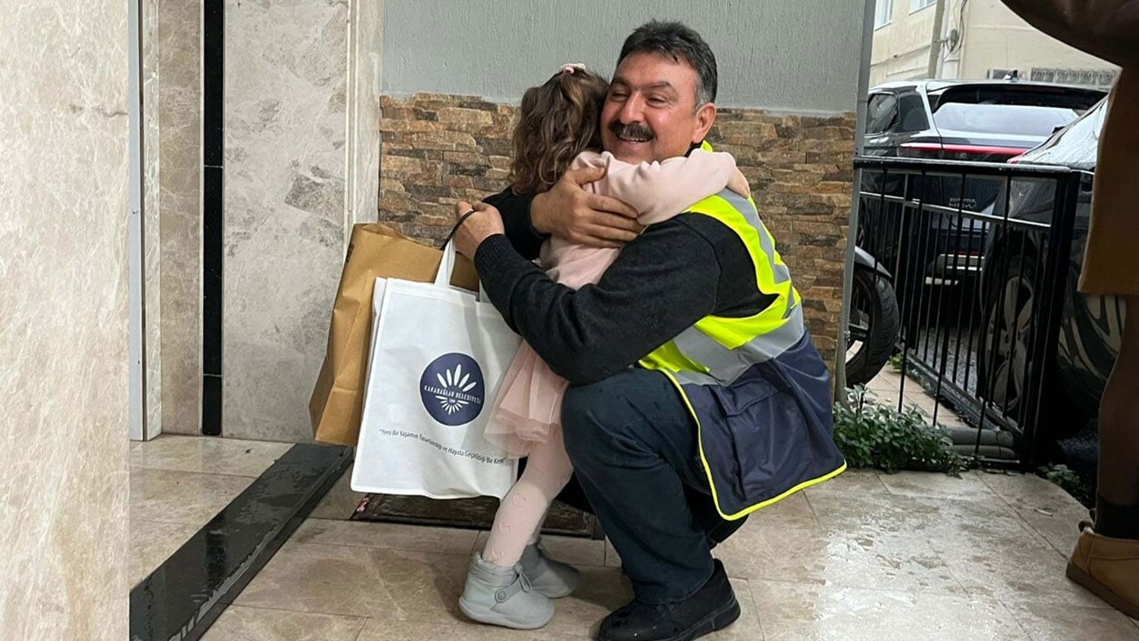 Foto - Pencere selamıyla başladı! Çöp kamyonu şoförüyle 3 yaşındaki kızın yürek ısıtan dostluğu