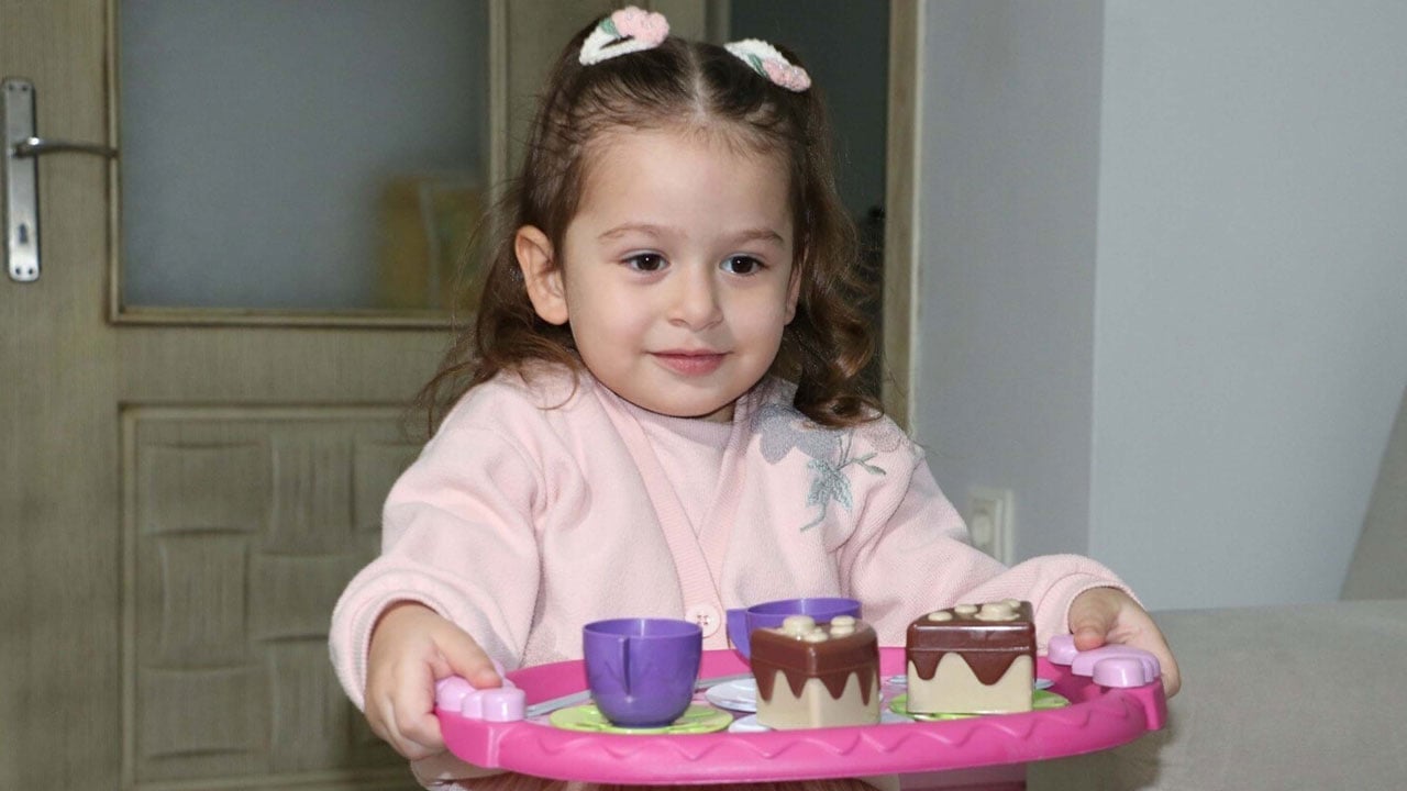 Foto - Pencere selamıyla başladı! Çöp kamyonu şoförüyle 3 yaşındaki kızın yürek ısıtan dostluğu