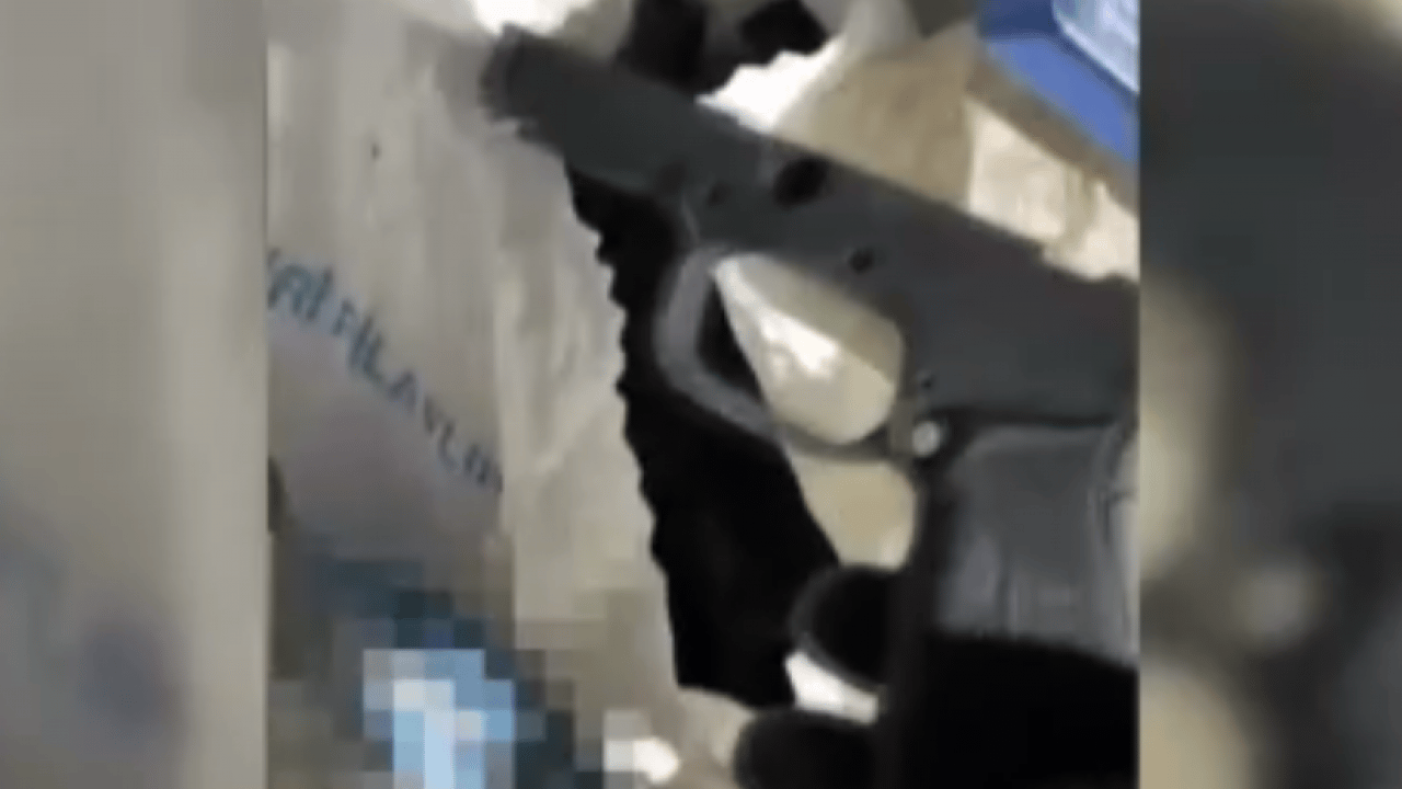 Foto - Pendik’te cephanelik kuyusu: Toprağın altından silah deposu çıktı