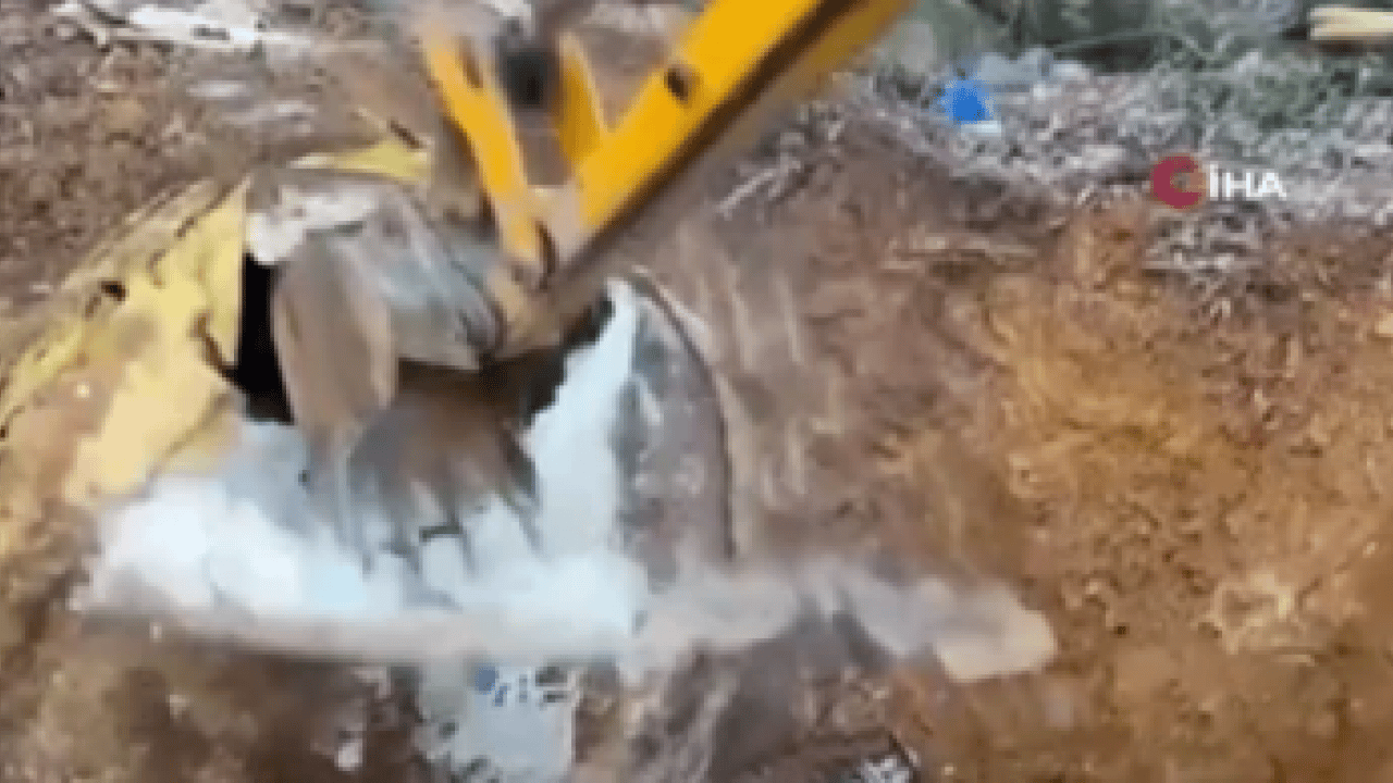 Foto - Pendik’te cephanelik kuyusu: Toprağın altından silah deposu çıktı